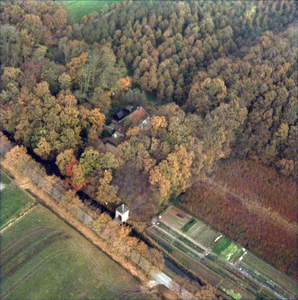 854356 Luchtfoto van het terrein van het vroegere kasteel Groenesteijn (Langbroekerdijk A 16) te Nederlangbroek ...